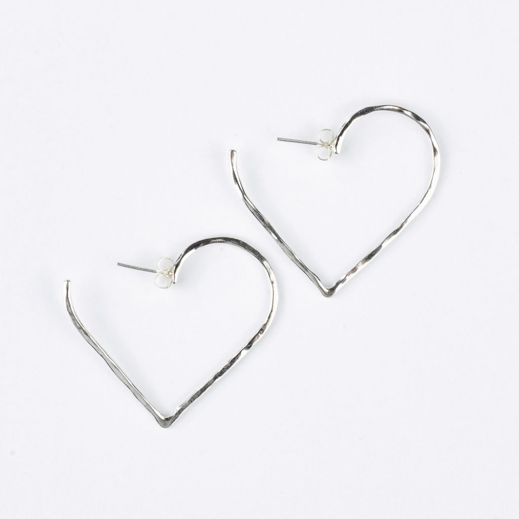 Nachhaltiger Schmuck von Umiwi: Silber Creolen in Herzform